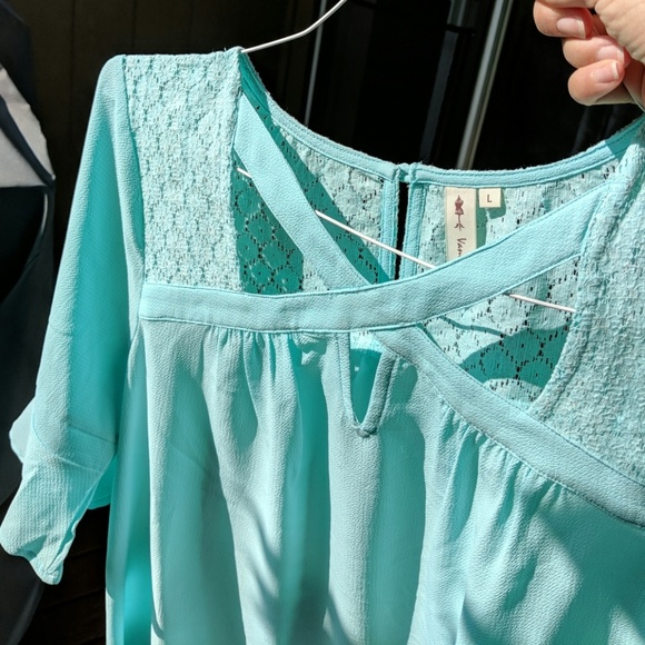 L Unique aqua bell sleeved top - Picture 7 of 7